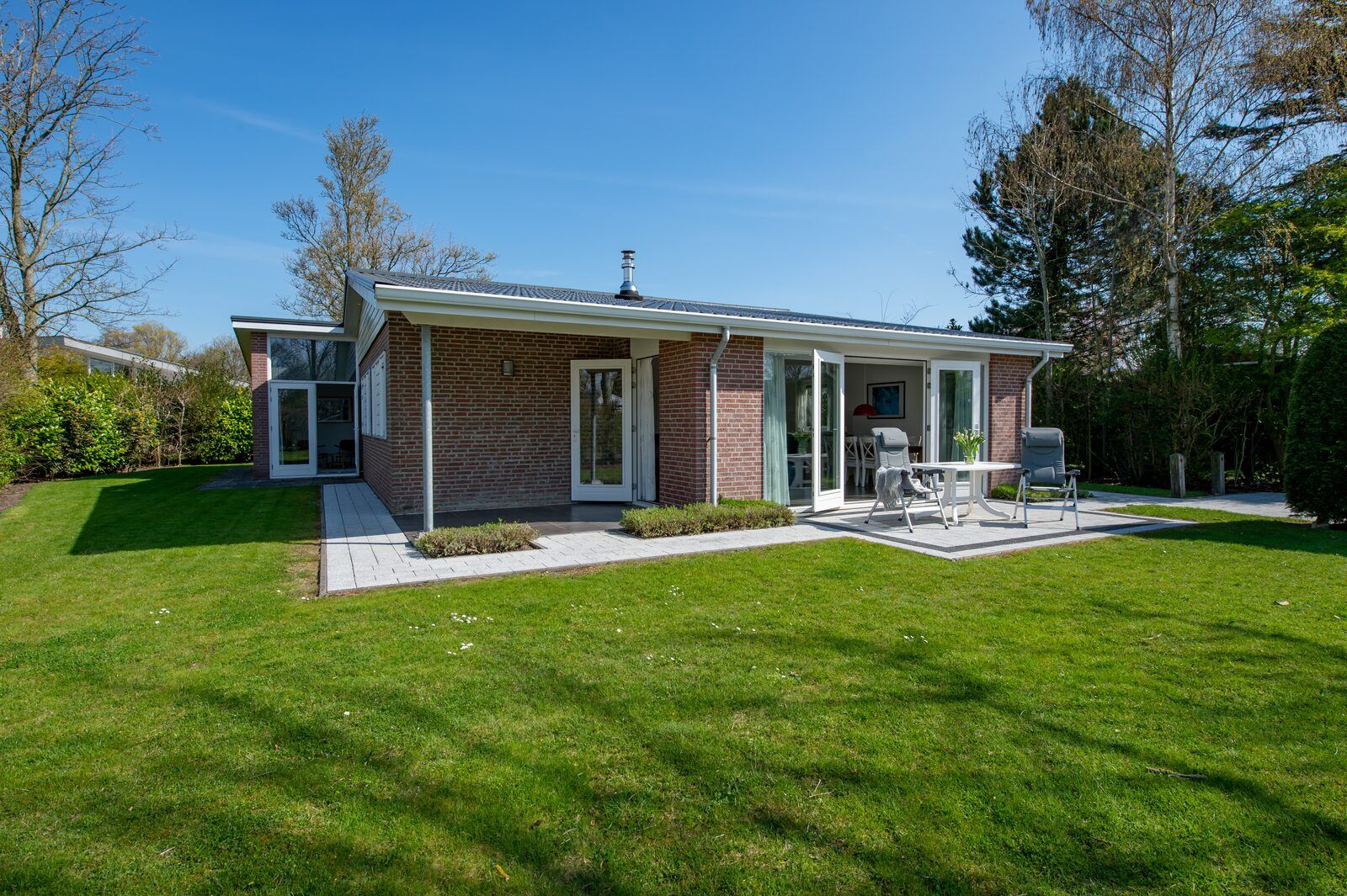 Vakantiehuis Cypressenlaan 18 in Kamperland met zonnig terras en groene tuin.