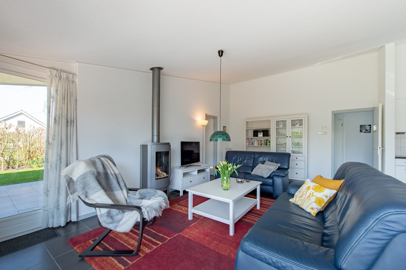 Gezellige woonkamer Cypressenlaan 18, Ruiterplaat, met open haard in Kamperland.