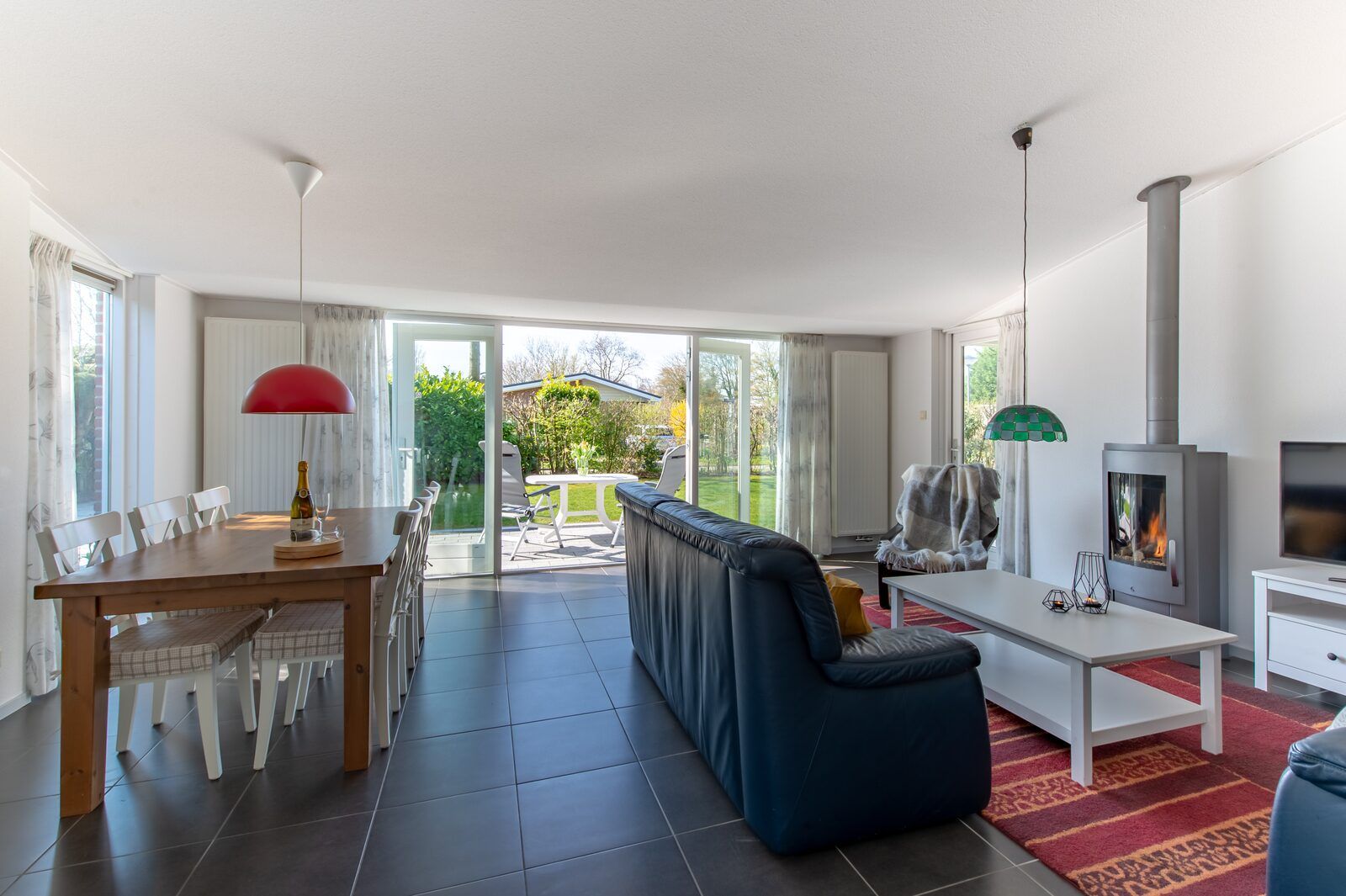 Ruime woonkamer Cypressenlaan 18, vakantiehuis in Kamperland met tuinzicht.