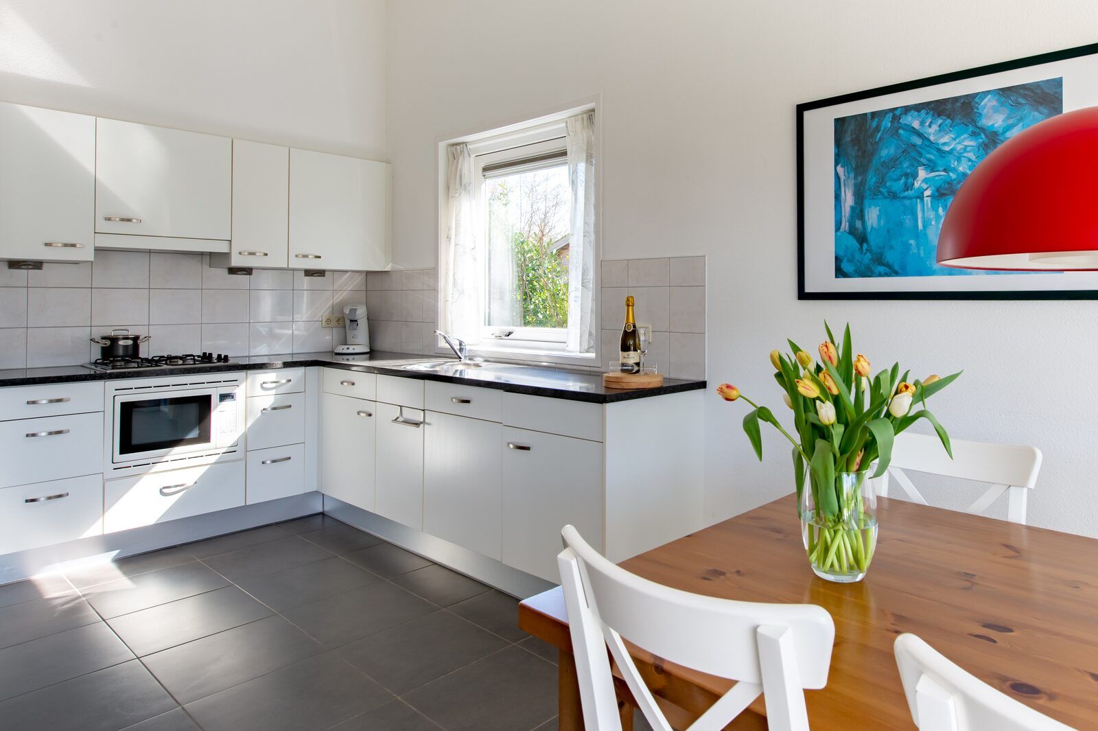 Moderne keuken Cypressenlaan 18, vakantiehuis in Kamperland, Zeeland.