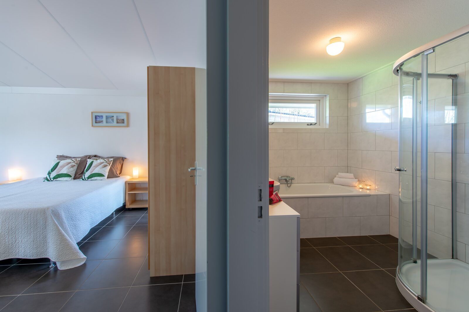 Slaapkamer en badkamer Cypressenlaan 18, vakantiehuis in Kamperland.