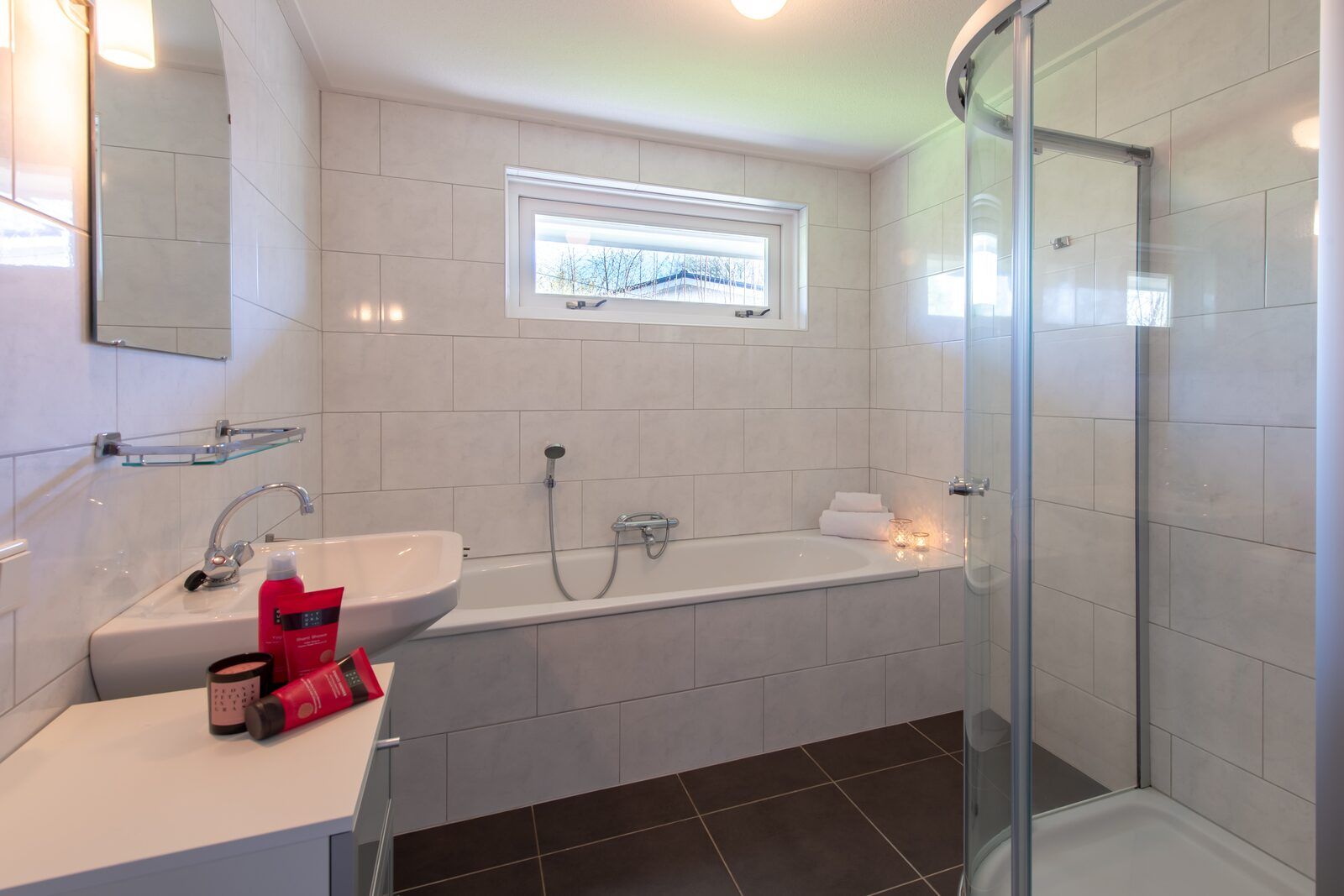 Stijlvolle badkamer Cypressenlaan 18, Ruiterplaat, Kamperland met douche en bad.