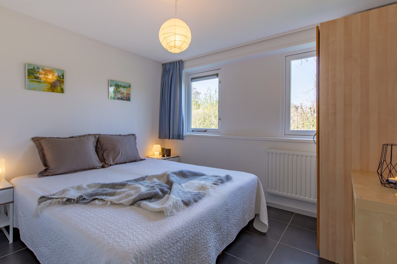 Comfortabele slaapkamer Cypressenlaan 18, Ruiterplaat, Kamperland met raam.