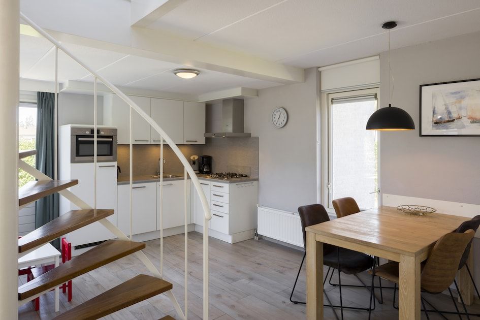 Moderne Kueche und Essbereich im Bungalow NE in Kamperland, Noord-Beveland, Zeeland. Komfortables Ferienhaus mit stilvollem Interieur.