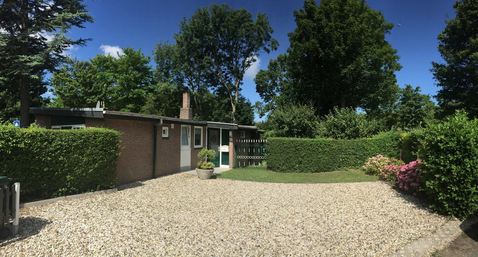 Ferienhaus Leeuwerikenlaan 15 in Kamperland mit gruenem Garten und Steinweg, ideal fuer Ruhesuchende in Zeeland.