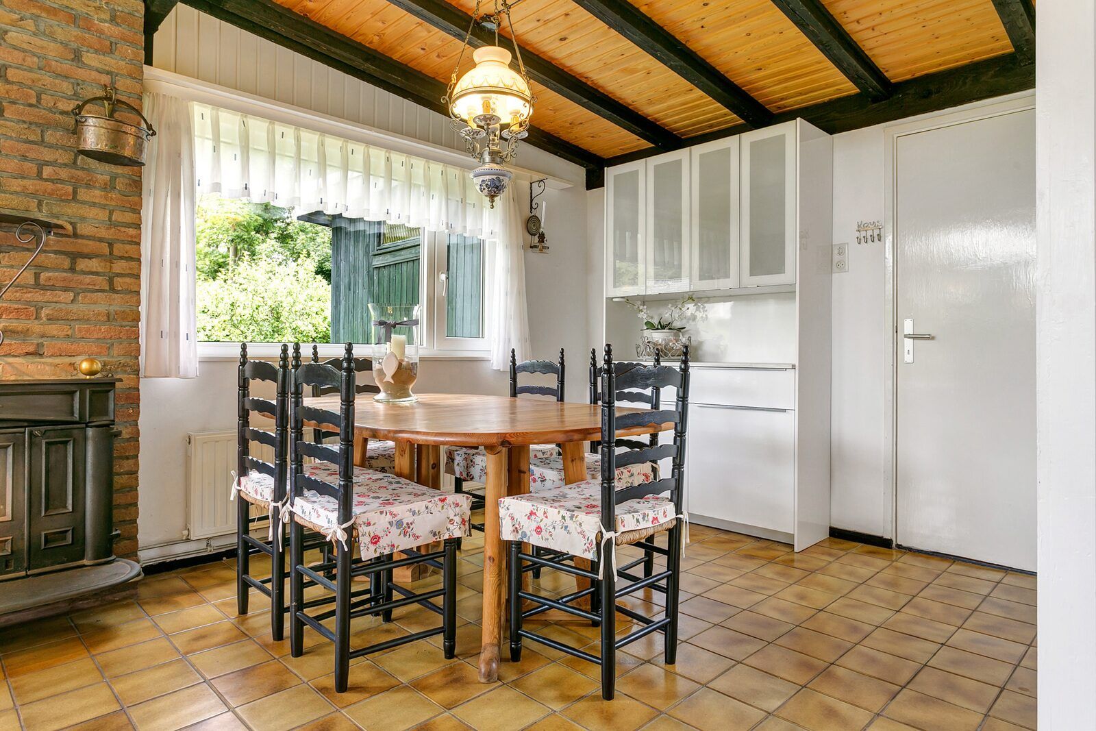 Essbereich im Landhausstil Leeuwerikenlaan 15 in De Banjaard, Kamperland, mit Blick auf den Garten.