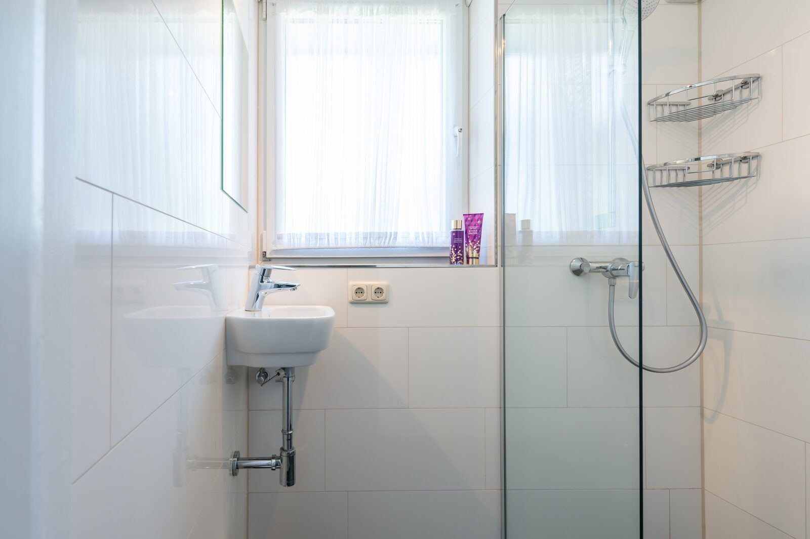 Stilvolles Badezimmer in Leeuwerikenlaan 15, De Banjaard, Kamperland mit moderner Dusche und Waschbecken.