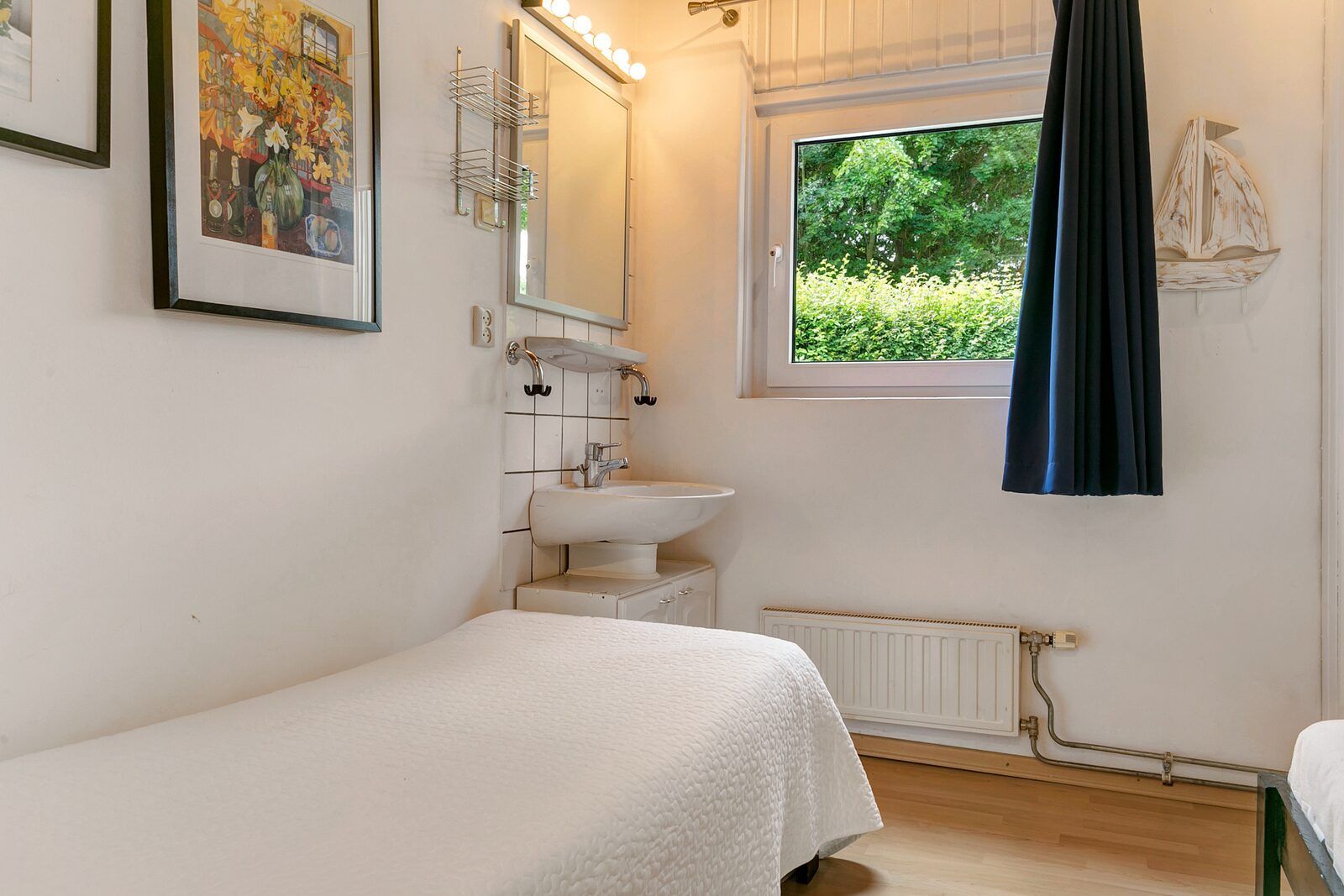 Gemuetliches Schlafzimmer mit Einzelbetten in der Leeuwerikenlaan 15, Kamperland, mit Blick auf den gruenen Garten.