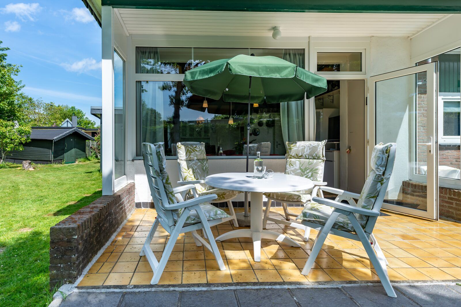 Aussenbereich Leeuwerikenlaan 15 in Kamperland, idealer Ort zum Entspannen mit bequemen Stuehlen und Blick ins Gruene.