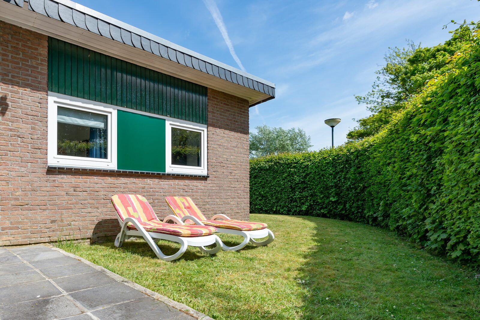 Privater Garten in der Leeuwerikenlaan 15, De Banjaard, Kamperland mit Liegestuehlen zum Sonnenbaden und Entspannen.