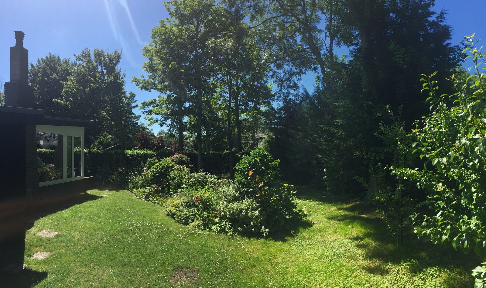 Der ueppige Garten rund um das Ferienhaus Leeuwerikenlaan 15, Kamperland, bietet Ruhe und Privatsphaere in Zeeland.