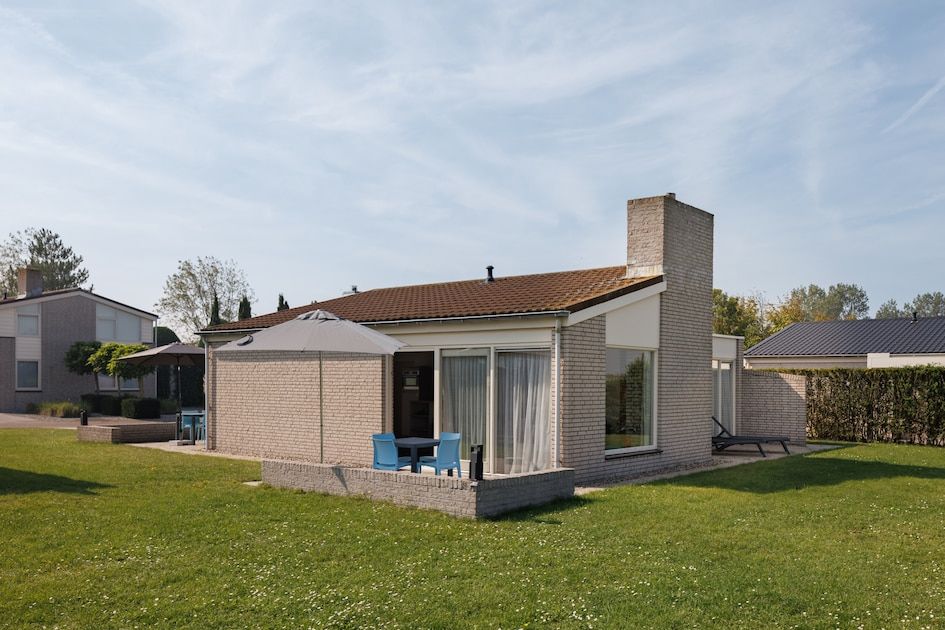 BA Comfort Bungalow in Kamperland, Zeeland mit sonniger Terrasse und gruener Umgebung, ideal fuer einen erholsamen Ferienaufenthalt.
