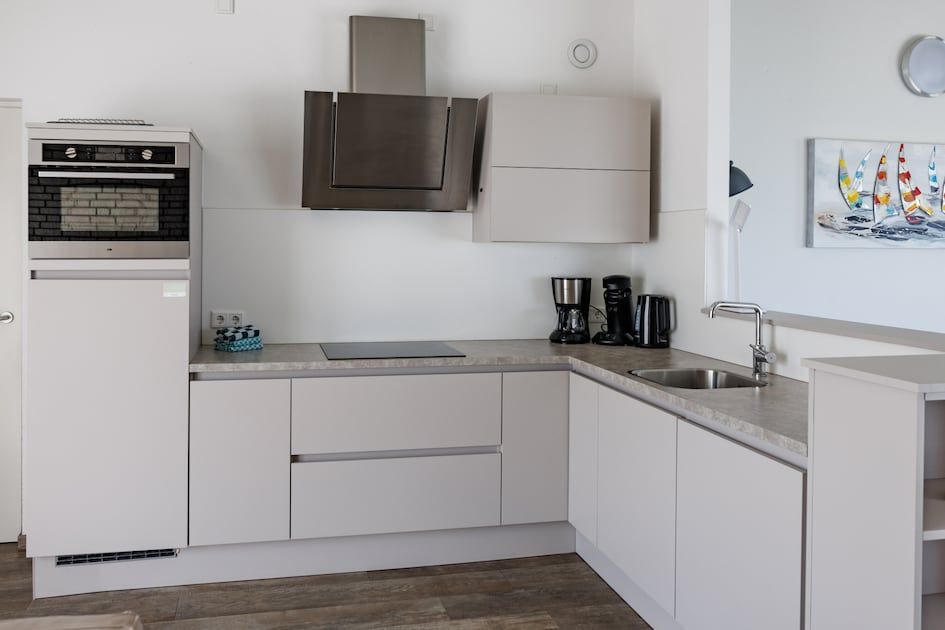 Moderne Kueche im BA Comfort Bungalow, Kamperland, Noord-Beveland, mit schlichter Verarbeitung und kompletter Ausstattung fuer einen entspannten Aufenthalt.