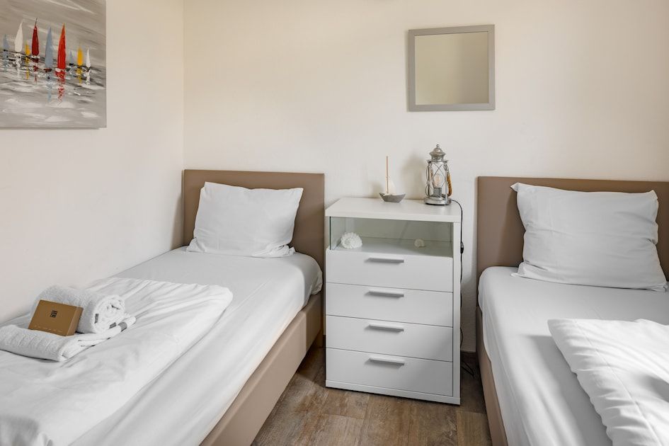 Schlafzimmer im BA Comfort Bungalow, Kamperland, Zeeland mit Etagenbetten und Blick auf den Yachthafen fuer einen erholsamen Ferienaufenthalt.