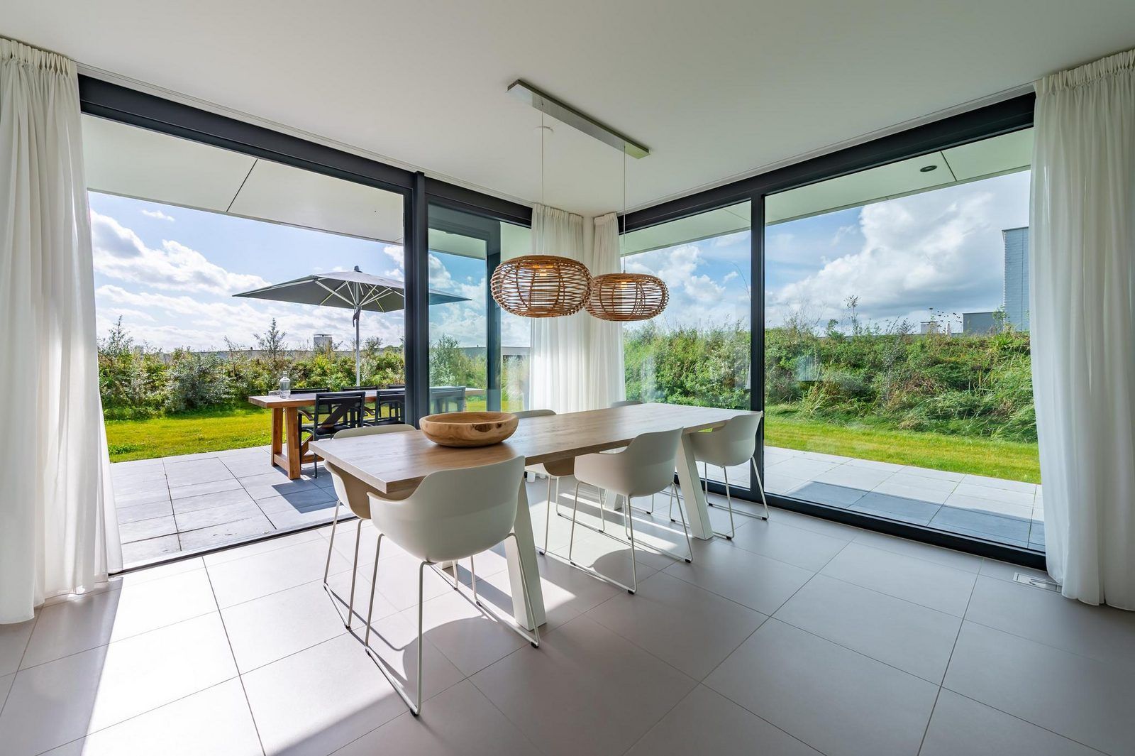 Helles Wohnzimmer mit bequemem Sofa in Duinvallei 27, Kamperland, Ferienbungalow in Zeeland.