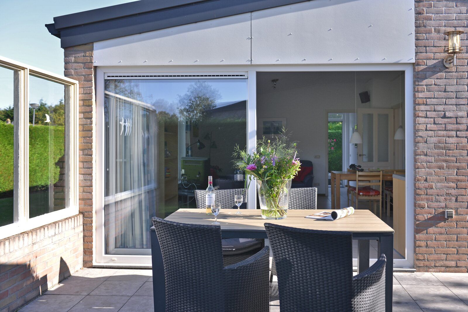 Moderner Aussenbereich mit Glasschiebetuer im Ferienhaus Saturn Avenue 14 Rancho Grande in Kamperland, Nord-Beveland.