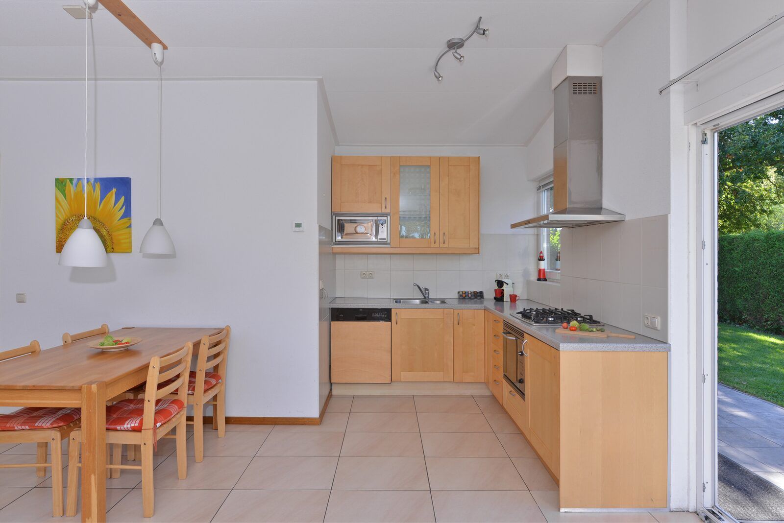 Essecke mit Holztisch im Ferienhaus Saturnuslaan 14 Rancho Grande, in Kamperland, Zeeland.