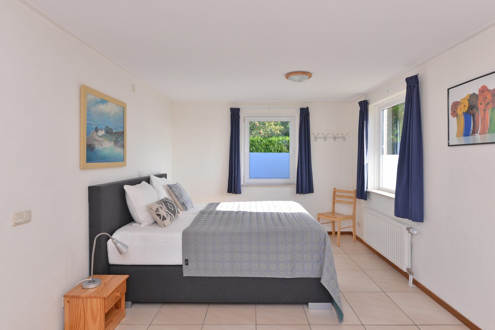 Helles Schlafzimmer mit Fenster und komfortabler Einrichtung in Saturnuslaan 14 Rancho Grande, Kamperland, Zeeland.