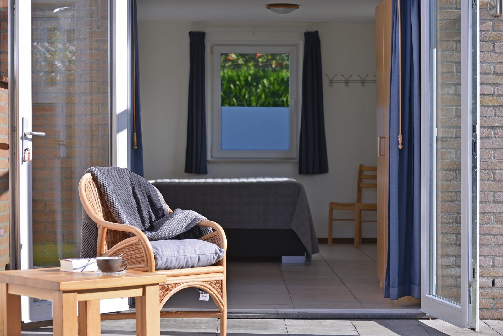 Sitzecke mit Stuhl an der Terrassentuer in Saturn Avenue 14 Rancho Grande, Ferienhaus in Kamperland, Nord-Beveland.