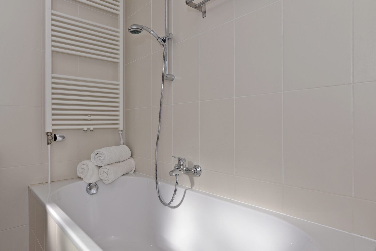 Luxurioeses Badezimmer mit Badewanne und Handtuechern in Saturn Avenue 14 Rancho Grande, Ferienhaus in Kamperland, Noord-Beveland.