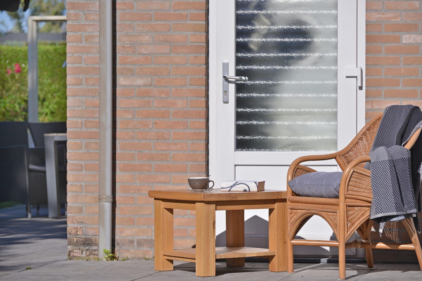 Gemuetliche Sitzecke mit Stuhl und Tisch auf der Terrasse von Saturnuslaan 14 Rancho Grande, Kamperland, Noord-Beveland.