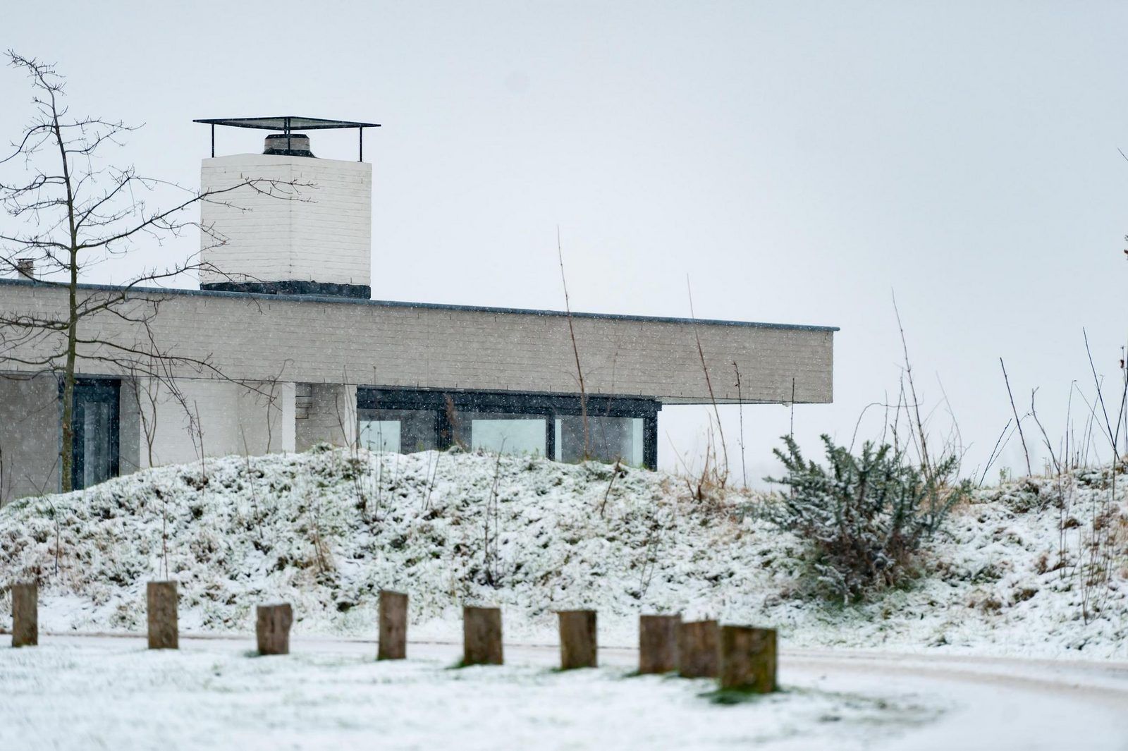 Winteransicht von Duinvallei 43, Bungalow in De Groote Duynen, Kamperland, umgeben von Schnee.