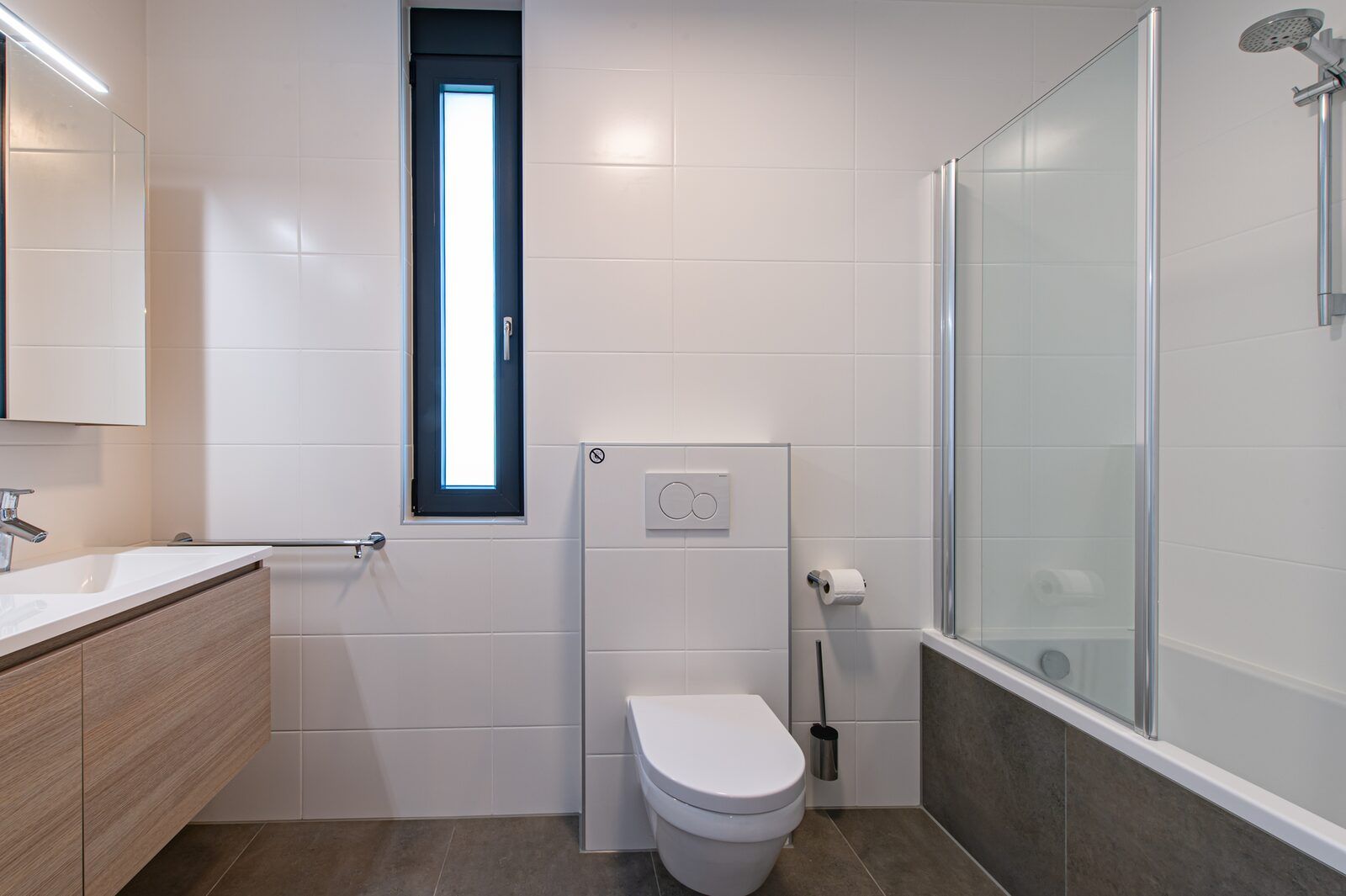 Stilvolles Badezimmer in Duinvallei 43, Ferienhaus in Kamperland, mit moderner Dusche und Waschbecken.