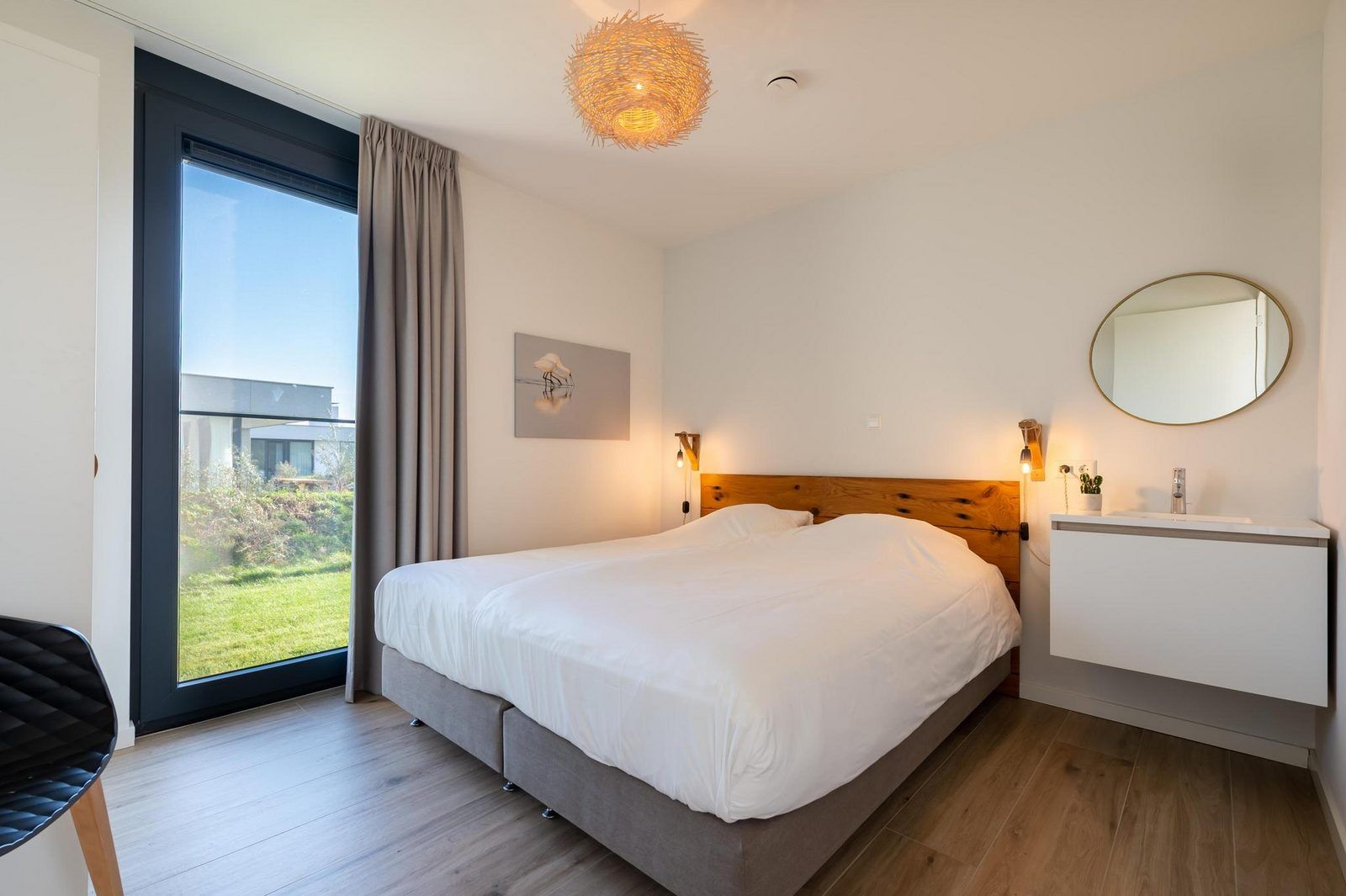 Zweites Schlafzimmer in Duinvallei 43, Bungalow in Kamperland, mit Doppelbett und Tageslicht.