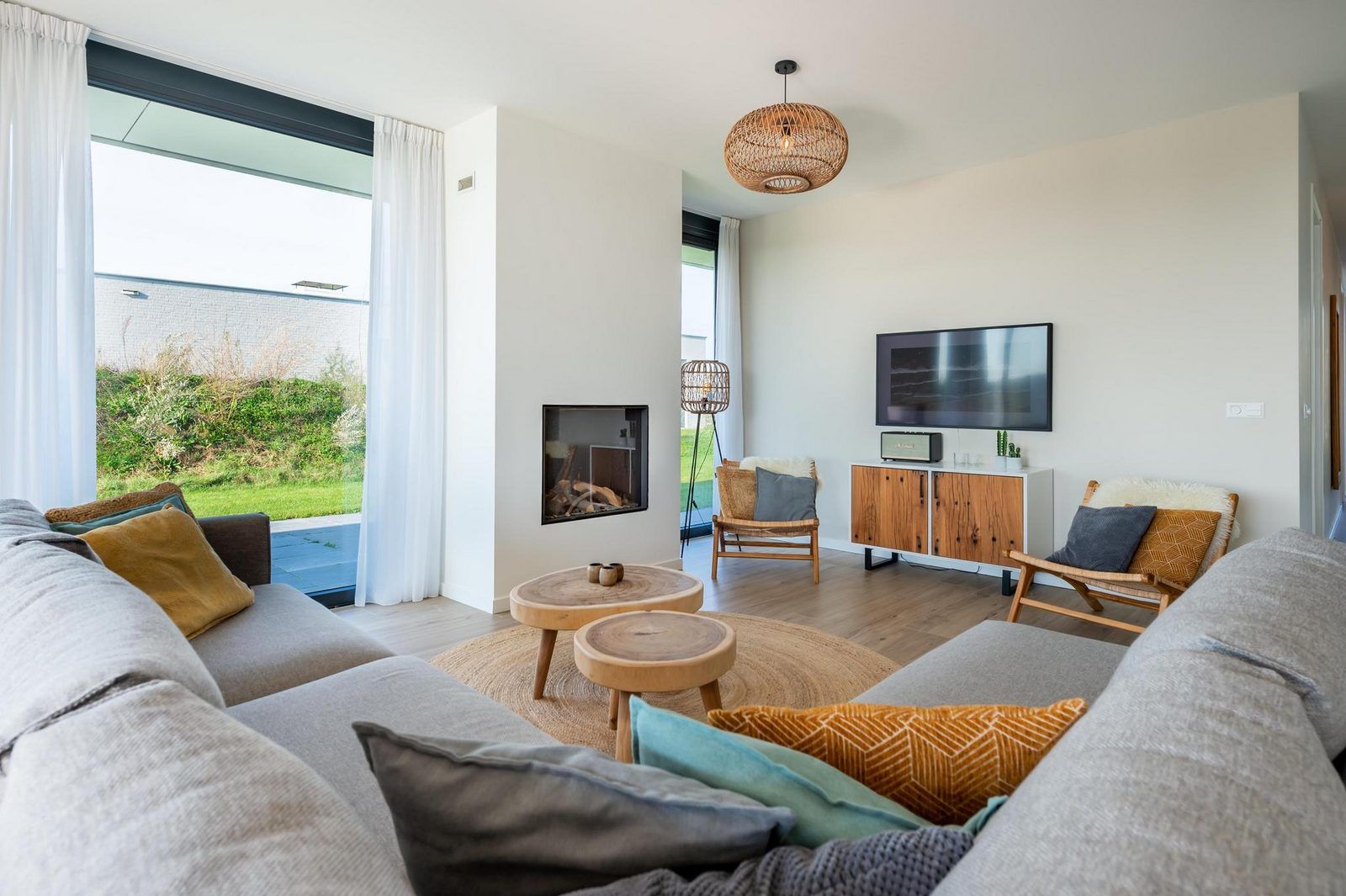 Gemuetliches Wohnzimmer in Duinvallei 43, Ferienhaus in Kamperland, mit modernen Moebeln und Blick ins Gruene.