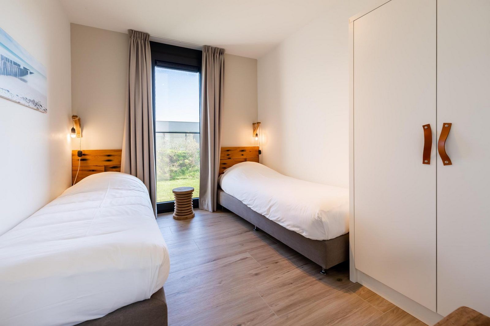 Schlafzimmer mit zwei Einzelbetten in Duinvallei 43, Bungalow in Kamperland, mit Blick auf die Natur.