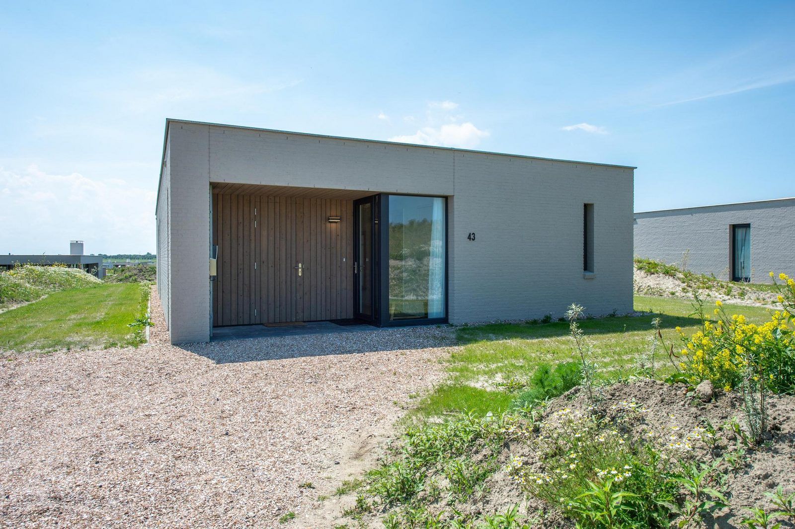 Eingang zu Duinvallei 43, Bungalow in Kamperland, Noord-Beveland, mit modernem Design und natuerlicher Umgebung.