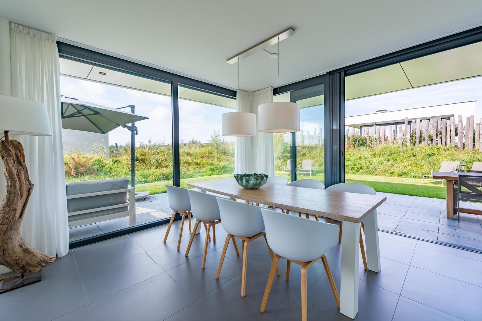 Essecke in Duinvallei 19, Ferienhaus in Kamperland, Zeeland mit Blick auf den Garten