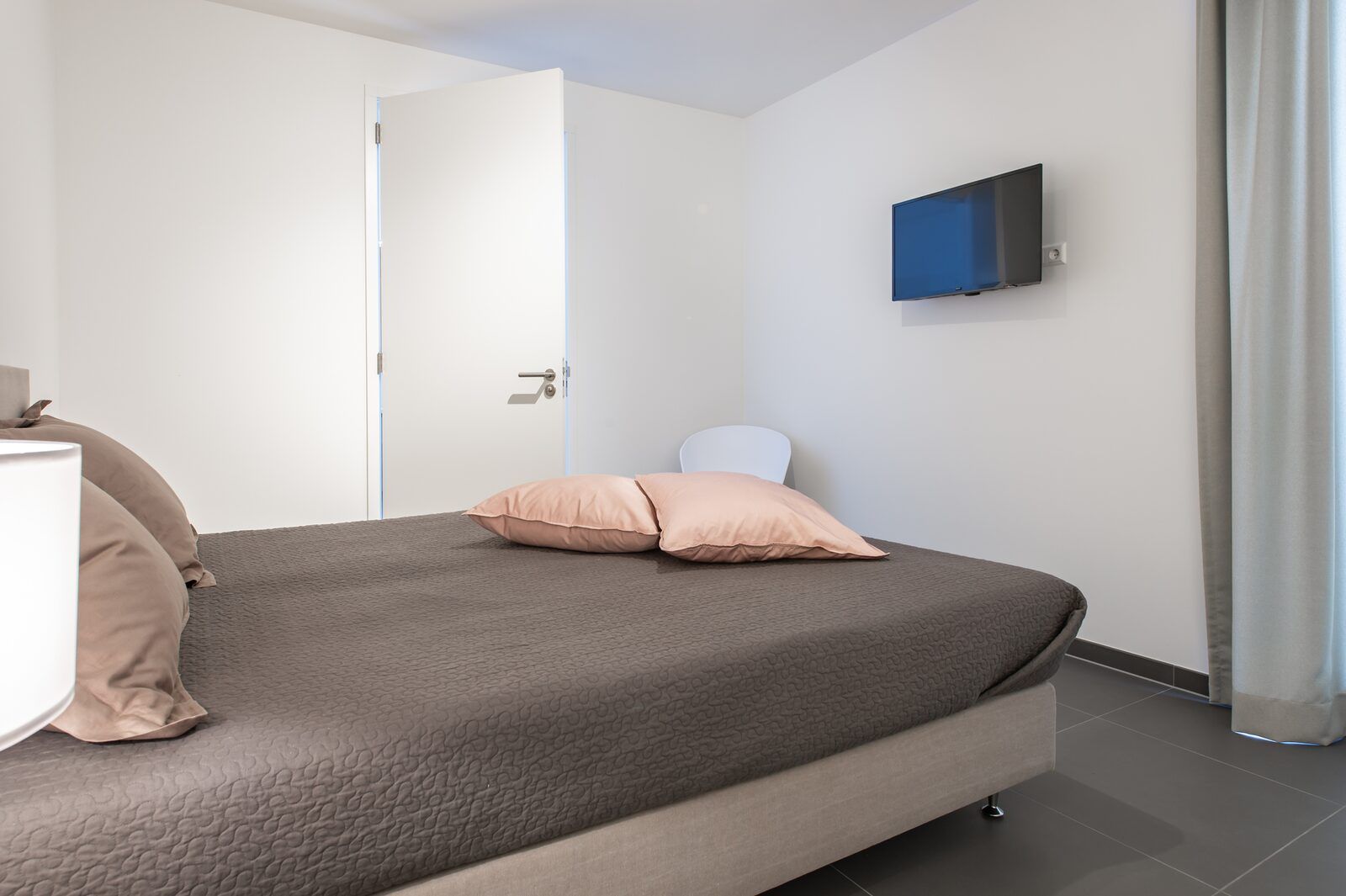 Modernes Badezimmer im Ferienhaus Duinvallei 19, Kamperland, mit grosser Dusche und Waschbecken