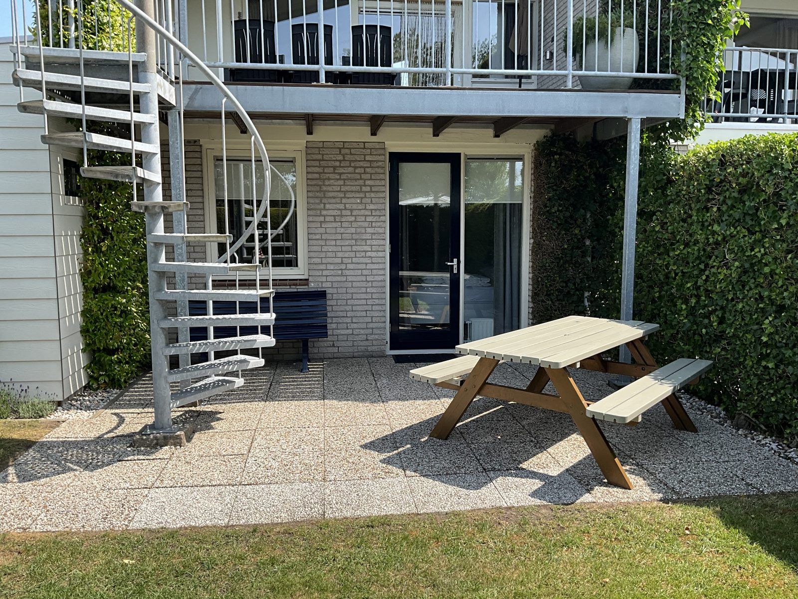 Veranda with picnic table at Ostrea 16 vacation home, Roompot Beach Resort, Kamperland, Zeeland.