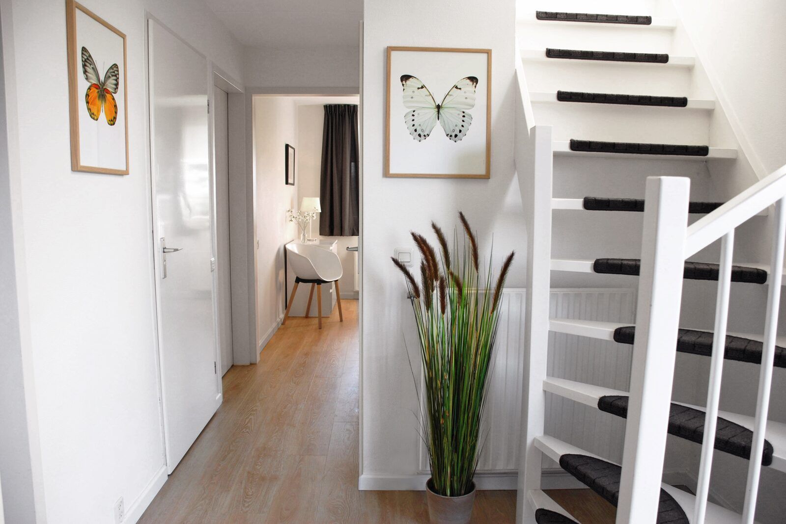 Attractive hall with staircase in Ostrea 16 vacation home, Roompot Beach Resort, Kamperland, Zeeland.