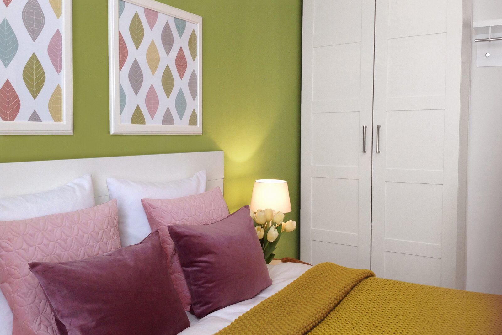 Cozy bedroom with decor in Ostrea 16 vacation home, Roompot Beach Resort, Kamperland, Zeeland.