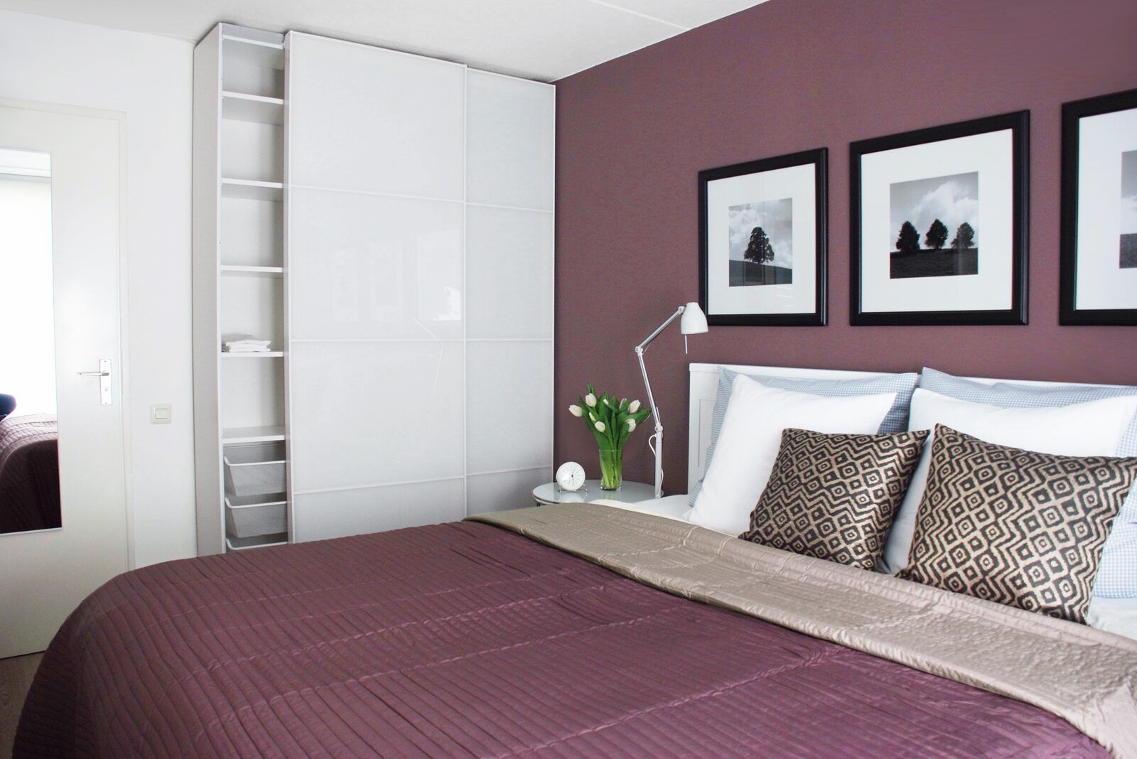 Modern bedroom with art in Ostrea 16 vacation home, Roompot Beach Resort, Kamperland, Zeeland.