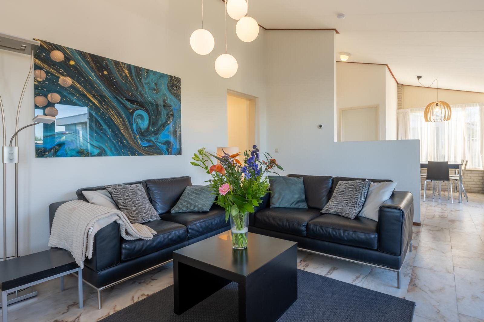 Gezellige woonkamer in Sophiaboulevard 15, Roompot Beach Resort te Kamperland, Zeeland. Comfortabele vakantiehuis inrichting.