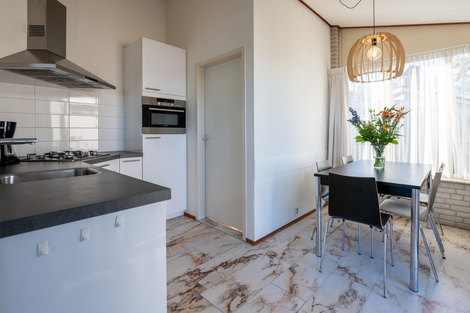 Moderne keuken en eetruimte in vakantiehuis Sophiaboulevard 15, Roompot Beach Resort, Kamperland, Noord-Beveland.