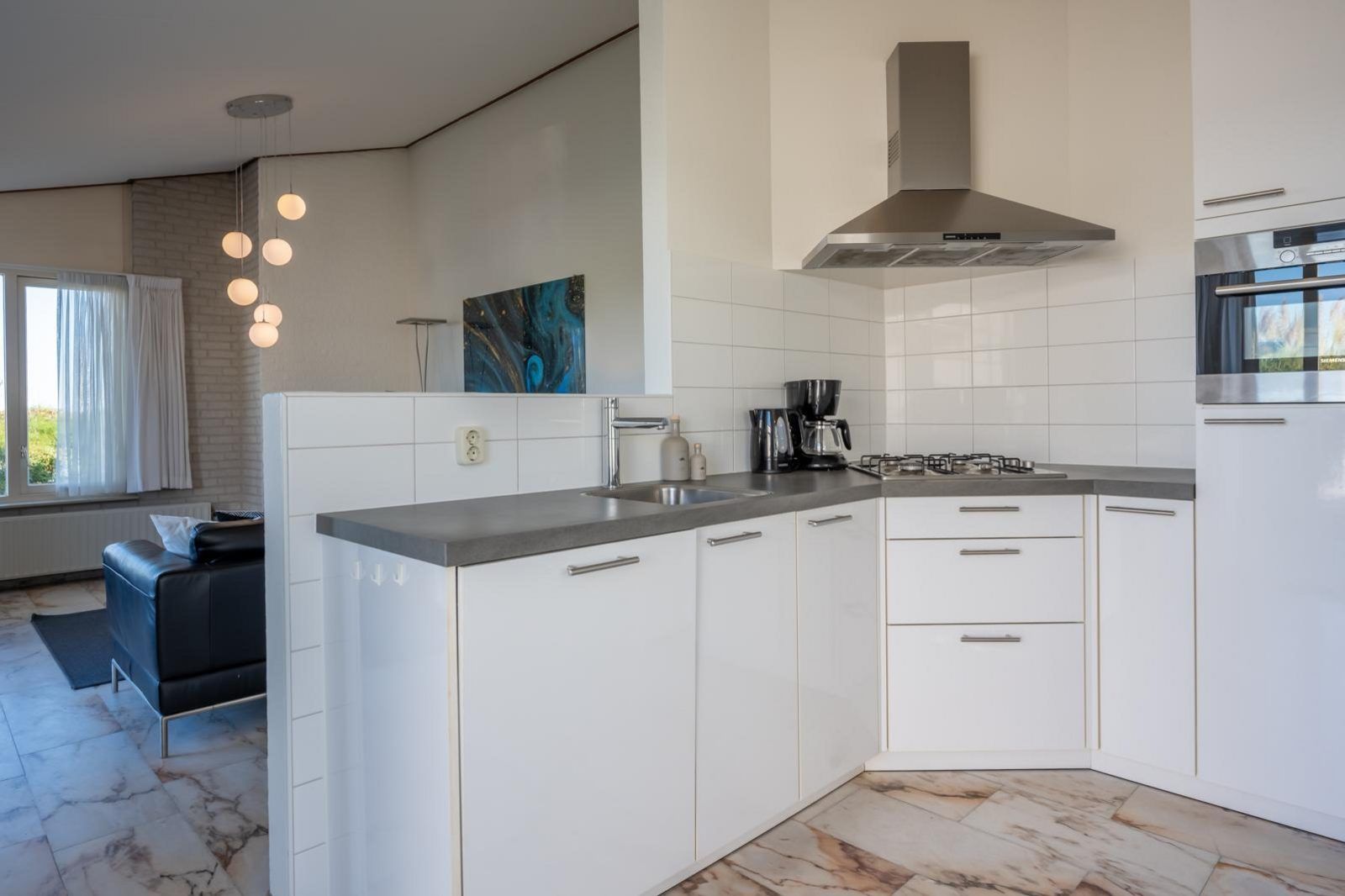 Stijlvolle keuken in Sophiaboulevard 15, Roompot Beach Resort, Kamperland, met moderne apparatuur en inrichting.