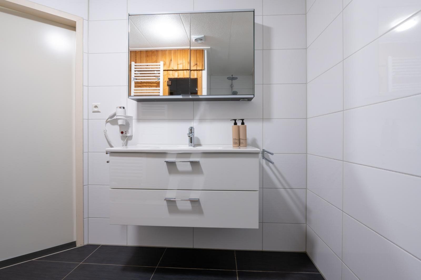 Moderne badkamer in vakantiehuis Sophiaboulevard 15, Roompot Beach Resort, Kamperland, met luxe voorzieningen.