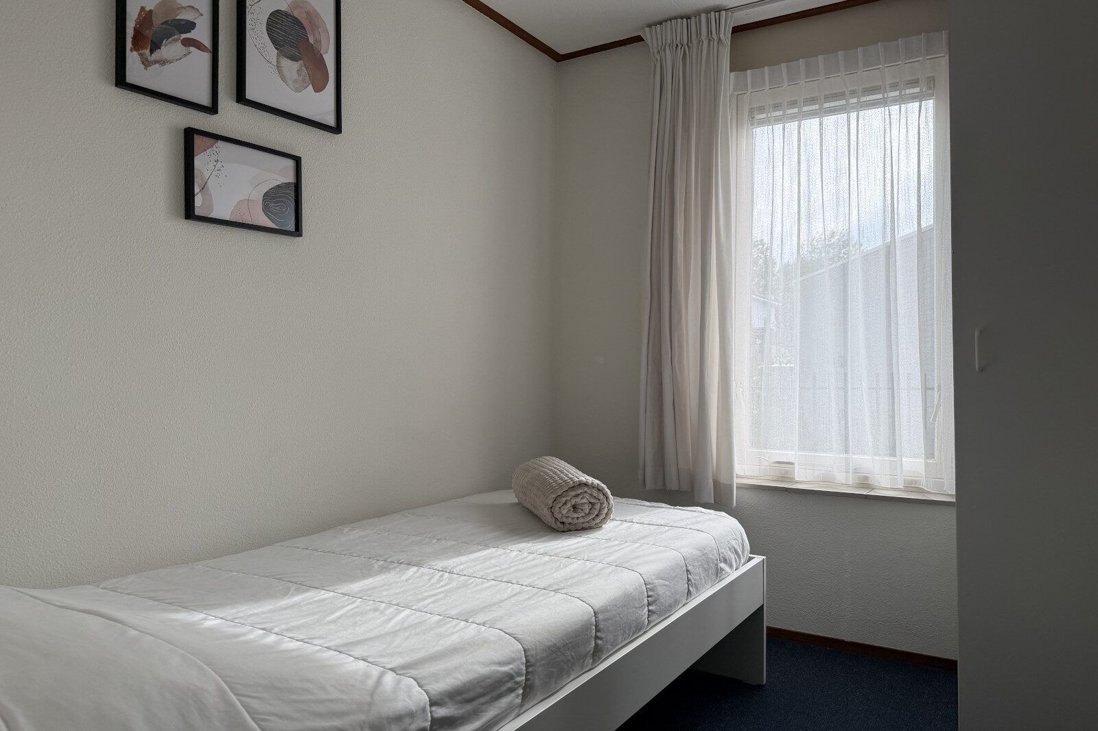 Eenvoudige en lichte slaapkamer in Sophiaboulevard 15, Roompot Beach Resort, Kamperland, Noord-Beveland.