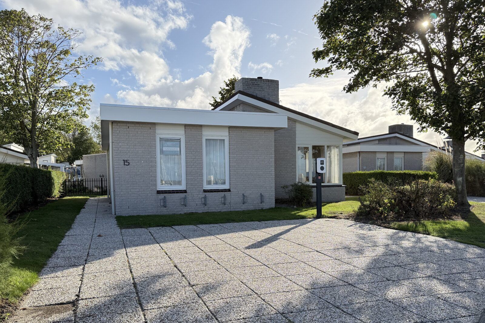 Vooraanzicht van vakantiehuis Sophiaboulevard 15, Roompot Beach Resort in Kamperland, Zeeland. Ruime oprit.