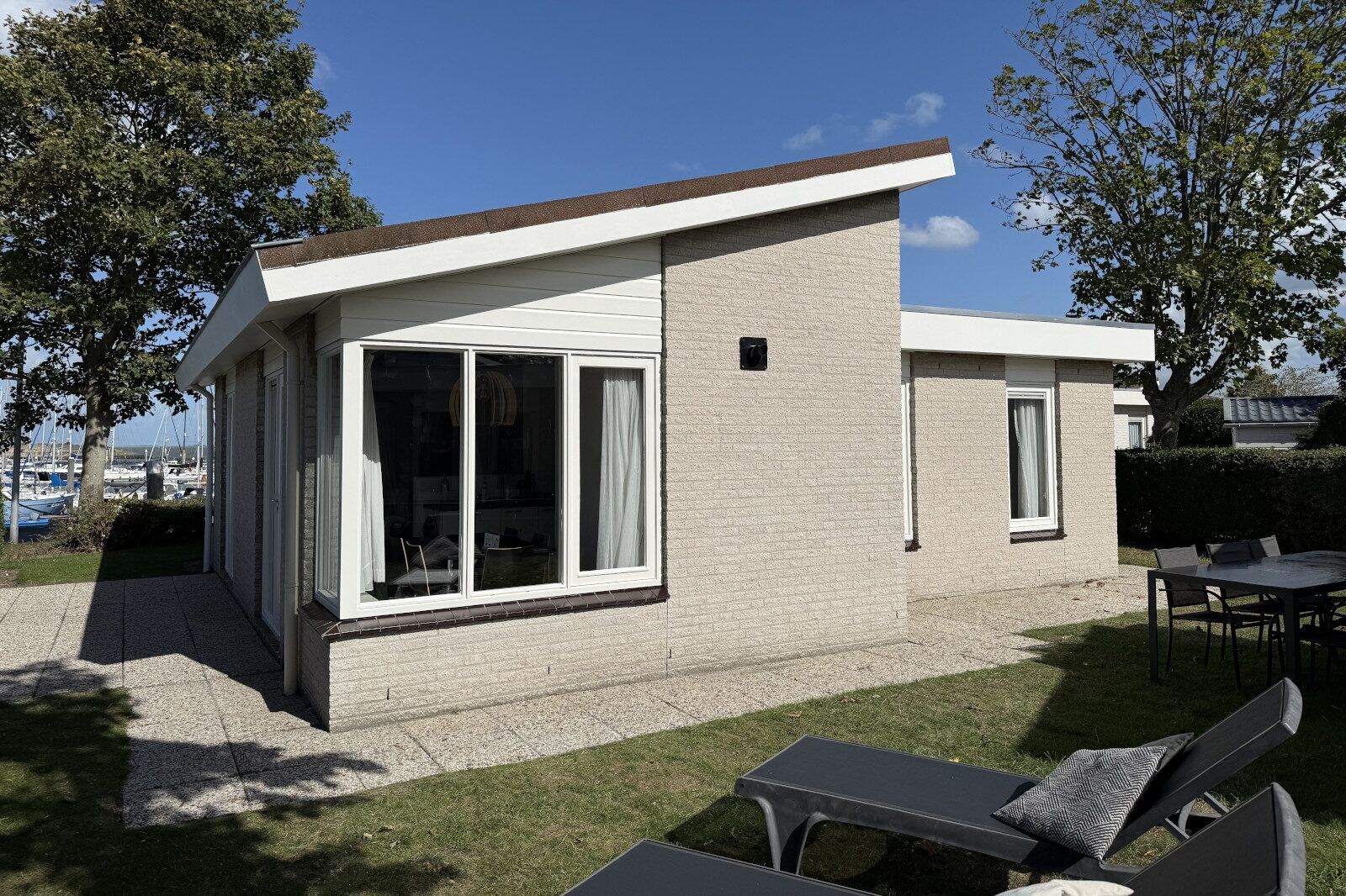 Achtertuin met terras in Sophiaboulevard 15, Roompot Beach Resort, Kamperland, perfect voor buitenontspanning.