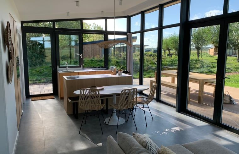 Offene Kueche und Essbereich im Ferienhaus Kamperland, mit viel Licht in Noord-Beveland, Zeeland.