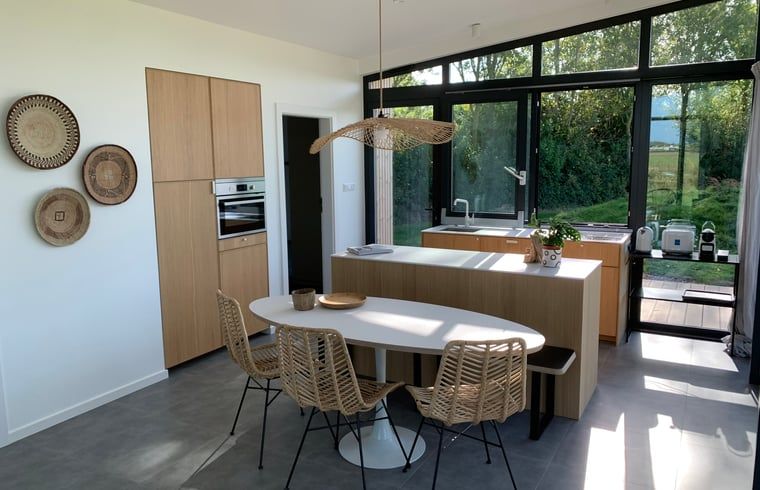 Stilvolle Kueche im Landhaus Kamperland mit modernen Geraeten in Noord-Beveland, Zeeland.