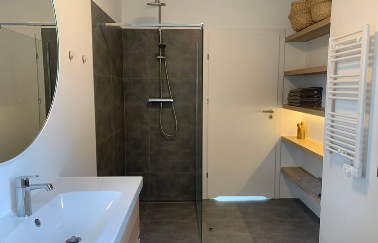 Modernes Badezimmer im Ferienhaus Kamperland mit grosser Dusche in Noord-Beveland, Zeeland.