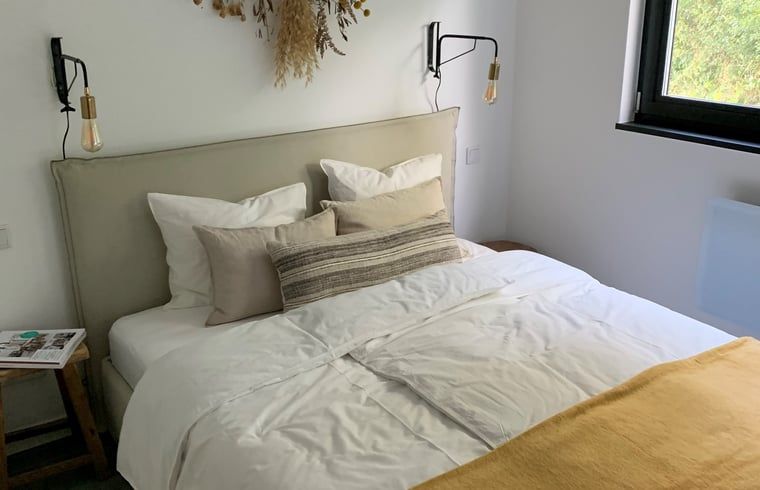 Gemuetliches Schlafzimmer im Ferienhaus Kamperland mit komfortablen Betten in Noord-Beveland, Zeeland.