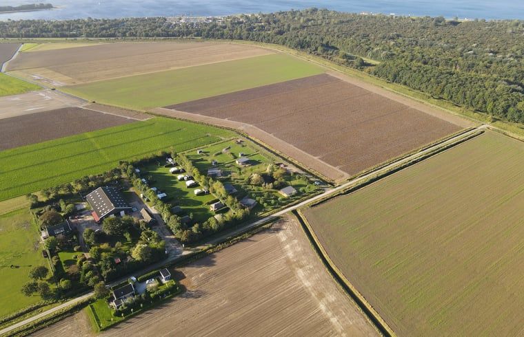 Aussicht auf Felder und Natur rund um das Ferienhaus Kamperland in Noord-Beveland, Zeeland.