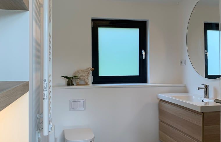 Stilvolles Badezimmer im Ferienhaus Kamperland mit modernem Design, gelegen in Noord-Beveland, Zeeland.